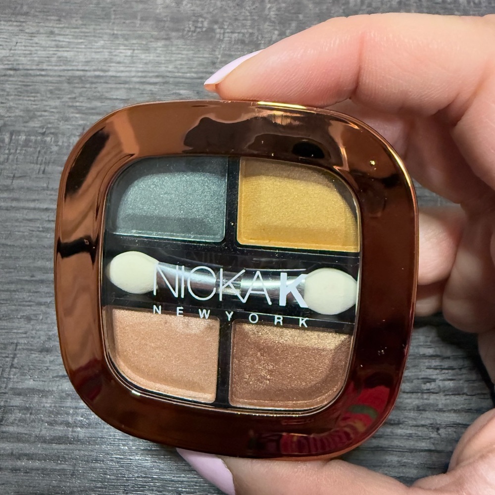 Gold and Brown Eyeshadow Palette with Shimmer Finish
